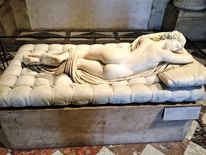 Louvre museum highlights and history - Image 3
